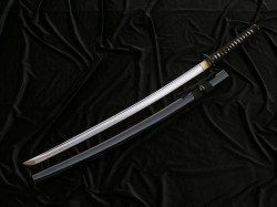 Przejdź do produktu CZARNA KATANA Z AŻUROWĄ TSUBĄ Z MOTYWEM ŻURAWIA