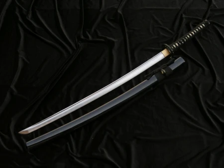 CZARNA KATANA Z AŻUROWĄ TSUBĄ Z MOTYWEM ŻURAWIA