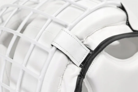 KASK BOKSERSKI PU Z METALOWĄ KRATĄ BIAŁY