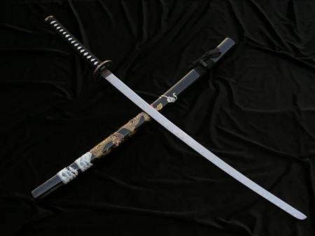 CZARNA KATANA Z WYRAZISTYM MOTYWEM SMOKA