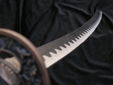 CZERWONA KATANA Z WYRAZISTYM MOTYWEM SMOKA