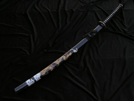 CZARNA KATANA Z WYRAZISTYM MOTYWEM SMOKA