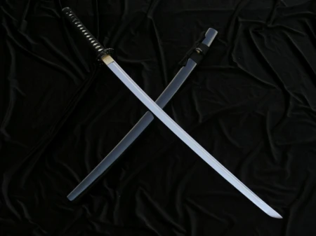 CZARNA KATANA Z AŻUROWĄ TSUBĄ Z MOTYWEM ŻURAWIA