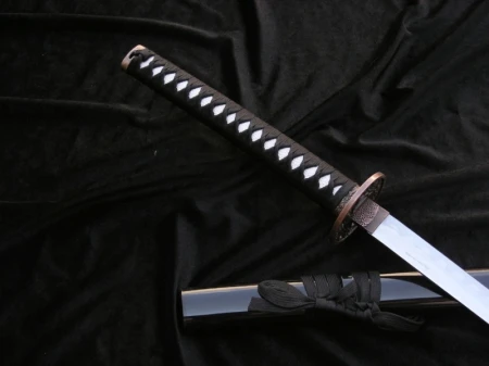 CZARNA KATANA Z WYRAZISTYM MOTYWEM SMOKA