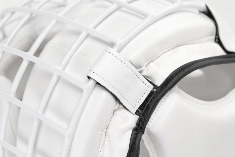 KASK BOKSERSKI PU Z METALOWĄ KRATĄ BIAŁY