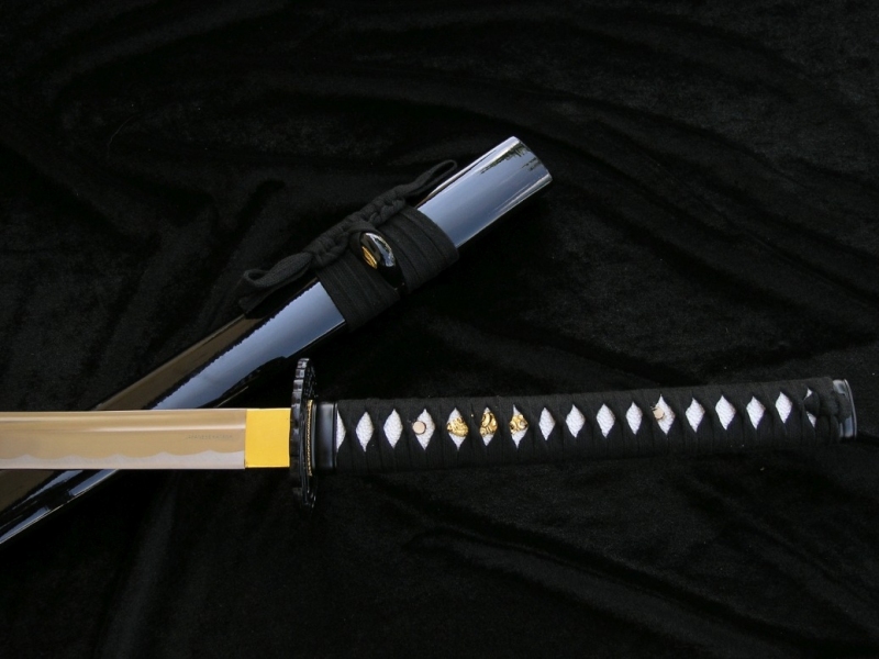 CZARNA KATANA Z AŻUROWĄ TSUBĄ Z MOTYWEM ŻURAWIA